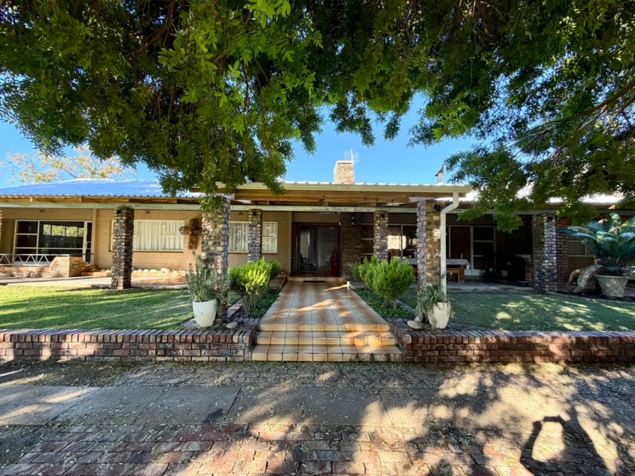 3 Bedroom Property for Sale in Oudtshoorn North Western Cape